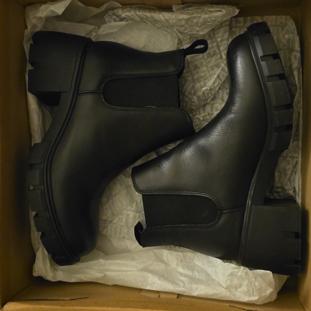 Steve Madden Howler Black Leather Ankle Booties, Size 6.5